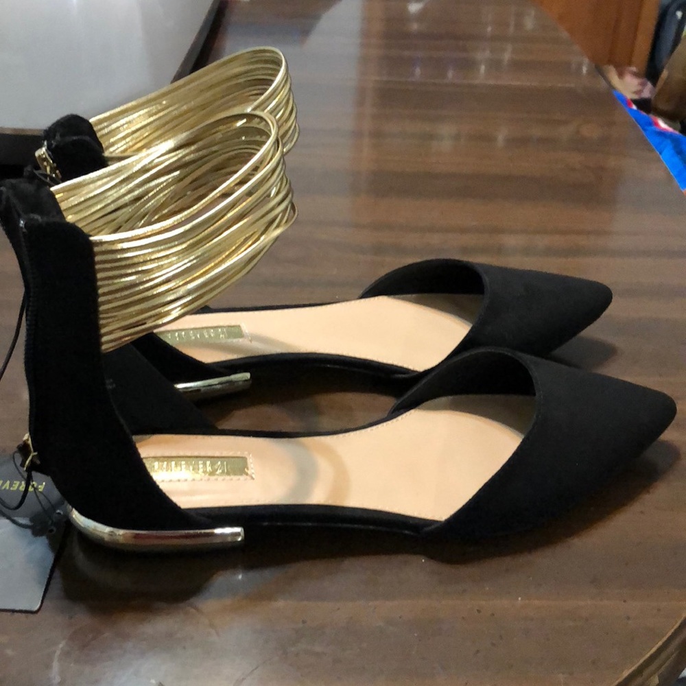 NWT 8.5 Forever 21 zip-up black flats w/ gold band